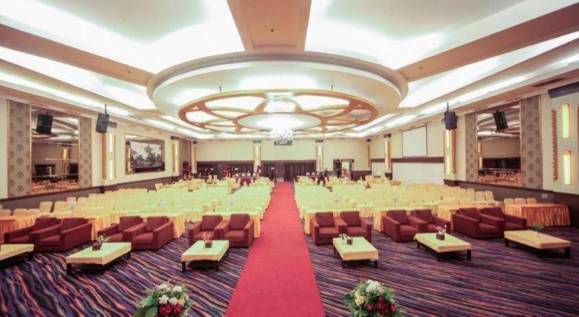 New Hollywood Hotel Pekanbaru Exteriér fotografie