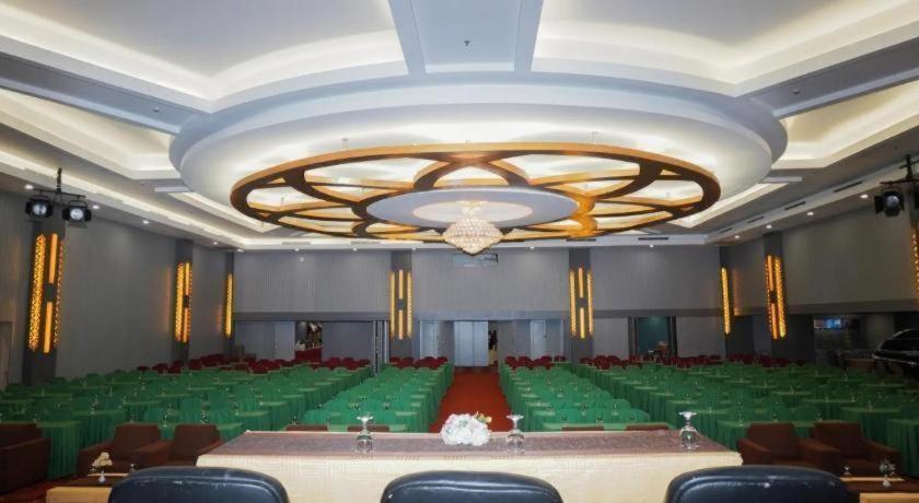 New Hollywood Hotel Pekanbaru Exteriér fotografie