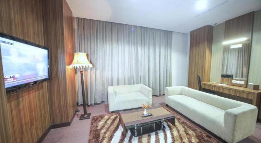 New Hollywood Hotel Pekanbaru Exteriér fotografie
